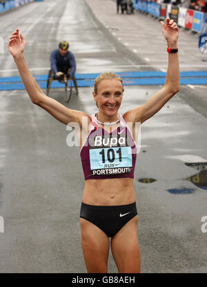 Paula Radcliffe feiert nach dem Gewinn des Great South Run in South Sea, Hampshire. Stockfoto