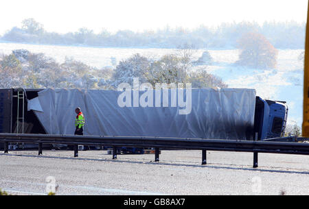 Eine allgemeine Sicht auf einen der beiden Lastwagen, die heute Morgen um 3.20 Uhr an einer Kollision auf der M40 in der Nähe von High Wycombe, Buckinghamshire, beteiligt waren, bei der ein Fahrer getötet wurde. Stockfoto