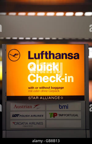 Lufthansa. Lufthansa-Check-in-Schalter am Flughafen Heathrow. Stockfoto