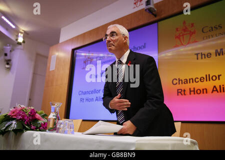 Kanzler Alistair Darling hält den jährlichen Mais-Vortrag an der Cass Business School in der City of London. Stockfoto