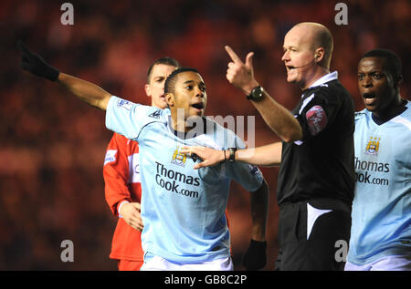 De Souza Robino von Manchester City protestiert während des Spiels der Barclays Premier League im Riverside Stadium, Middlesbrough, gegen den Schiedsrichter Lee Mason. Stockfoto