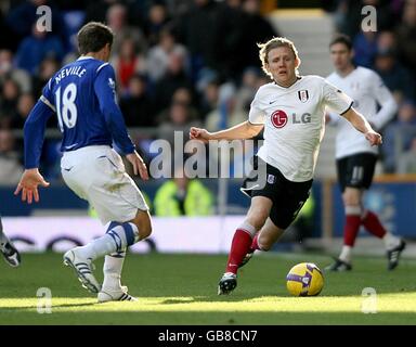 Fußball - Barclays Premier League - Everton gegen Fulham - Goodison Park. Evertons Phil Neville und Fulhams Jimmy Bullard in Aktion Stockfoto