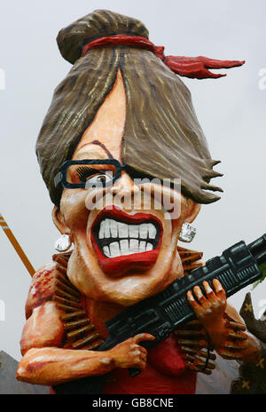 Ein Bildnis der US-Vizekandidatin Sarah Palin wird von Designer Mark Oldroyd im Vorfeld einer Lagerfeuernacht in Battle, East Sussex, enthüllt. Stockfoto