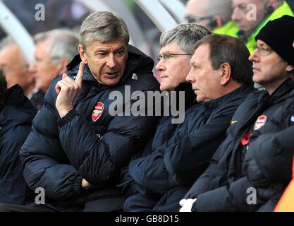 Fußball - Barclays Premier League - Stoke City / Arsenal - Britannia Stadium. Arsenals Manager Arsene Wenger spricht mit seiner Assistentin Pat Rise, nachdem sie das Eröffnungtor zugesagt hat Stockfoto