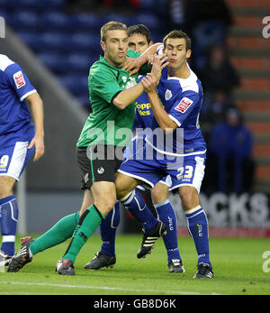 Rickie Lambert von Bristol Rovers tritt mit Joe Mattock von Leicester (r) während der Coca-Cola League ein Spiel im Walkers Stadium, Leicester. Stockfoto