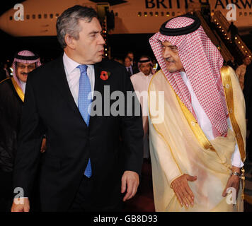 Der britische Premierminister Gordon Brown wird heute am ersten Tag eines zweitägigen Besuchs in Saudi-Arabien von Prinz Saud Al Faisal in Riad empfangen. Stockfoto