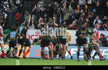 Tom Morris und Ignacio Fernandez-Lobbe von Northampton Saints feiern Sean Lamont Versuchen Sie es Stockfoto