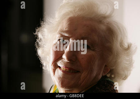 Dame Vera Lynn nimmt an einer Fotozelle Teil, um „Voices of the Poppies - an Anthology from Forces Poetry“ in der Jubilee Library in Brighton zu starten. Stockfoto