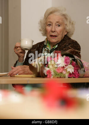 Literatur - "Stimmen der Mohn" Photocall - Dame Vera Lynn - Brighton Stockfoto