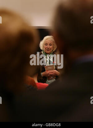 Dame Vera Lynn nimmt an einer Fotozelle Teil, um „Voices of the Poppies - an Anthology from Forces Poetry“ in der Jubilee Library in Brighton zu starten. Stockfoto