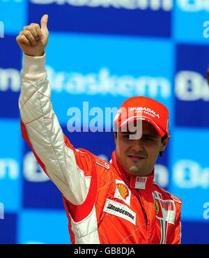 Formel-1-Motorsport - Großer Preis Von Brasilien - Qualifikation - Interlagos - Sao Paulo. Ferrari Felipe Massa feiert nach dem Qualifying in der Pole Position für den Großen Preis von Brasilien in Interlagos, Sao Paulo, Brasilien. Stockfoto