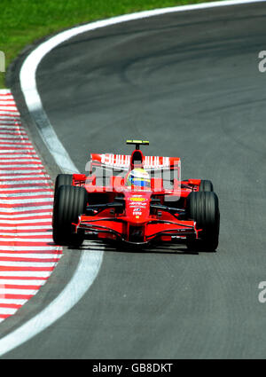 Ferrari Felipe Massa auf dem Weg zur Pole-Position während des Qualifyings in Interlagos, Sao Paulo, Brasilien. Stockfoto