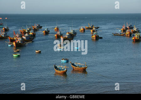 PHAN THIET, VIET NAM - FEB 3: Fischerdorf mit Holzboot Liegeplatz am Meeresufer und Coracle schweben auf dem Wasser in Phan Thiet, Viet N Stockfoto