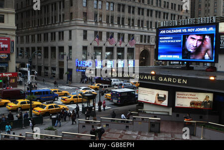 Der britische Weltmeister-Boxer Joe Calzaghe wurde am Samstag in New York, USA, auf einer Großleinwand im Madison Square Garden für seinen Weltmeistertitel-Kampf gegen den Amerikaner Roy Jones Jr angezeigt. Stockfoto