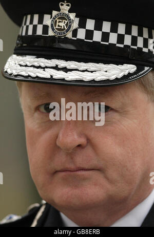 Der Metropolitan Police Commissioner Sir Ian Blair beim jährlichen Metropolitan Police Memorial Service für Polizisten und Mitarbeiter, die im Rahmen ihrer Dienstzeit im Memorial Garden im Peel Center, Hendon, London, ihr Leben verloren haben. Stockfoto