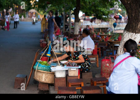 HOI AN, VIET NAM - MAY 13: Food Anbieter verkaufen Mi Quang auf Bürgersteig, Hoi An, 13. Mai 2012 Stockfoto