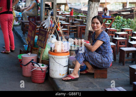 HOI AN, VIET NAM - MAY 13: Food Anbieter verkaufen Mi Quang auf Bürgersteig, Hoi An, 13. Mai 2012 Stockfoto