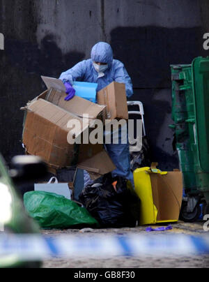 Datei-Image, datiert 06-02-2008. Polizeiforensik-Beamte besuchen die Szene in Kilburn, Nord-London, nach der Entdeckung eines Körpers in Laken gewickelt. Stockfoto