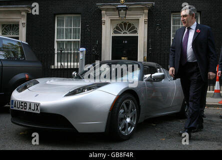 Premierminister Gordon Brown schaut auf den Tesla Roadster, ein Elektroauto vor der Downing Street. Stockfoto