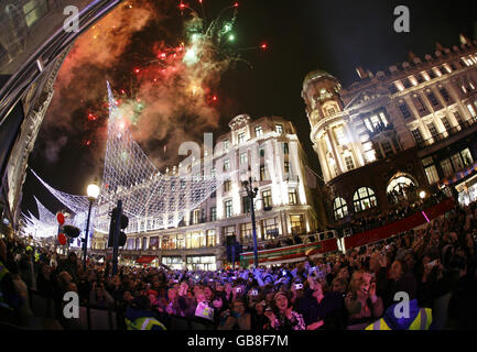 Eine große Menschenmenge beobachtet, wie McFly die Regent Street-Weihnachtsbeleuchtung im Londoner West End anschaltet Stockfoto