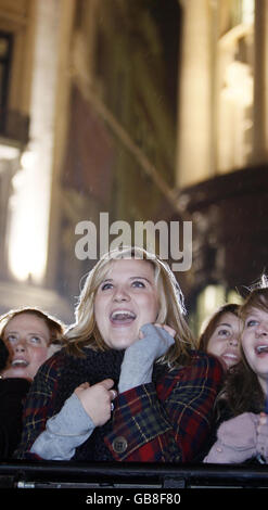 Eine große Menschenmenge beobachtet, wie McFly die Regent Street-Weihnachtsbeleuchtung im Londoner West End anschaltet Stockfoto