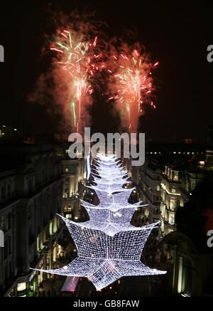 McFly Switch on Regent Street Christmas Lights - London. Ein Feuerwerk erhellt den Himmel, während McFly die Weihnachtsbeleuchtung der Regent Street im Londoner West End anschaltet Stockfoto