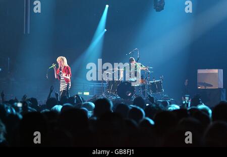 Ting Tings treten auf der Bühne während der MTV Europe Music Video Awards 2008 in der Echo Arena, Liverpool, auf. Stockfoto