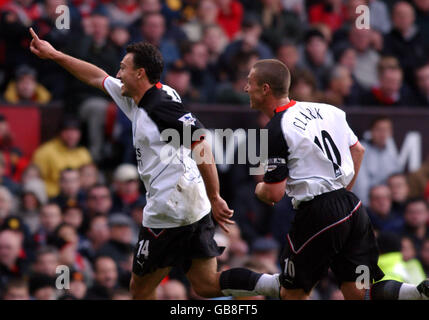 Fußball - FA Barclaycard Premiership - Manchester United / Fulham. Fulhams Steed Malbranque feiert ihr zweites Tor, als Lee Clark ihm nachläuft Stockfoto