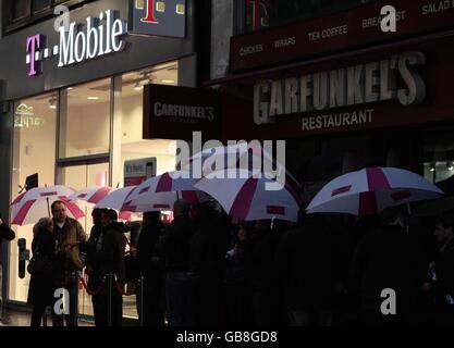 Vor dem T-Mobile Store in der Oxford Street, London, stehen Käufer Schlange, um als erste Menschen in Großbritannien das neue T-Mobile G1-Mobiltelefon zu besitzen, das heute in Großbritannien zum ersten Mal in den Handel kommt. Stockfoto