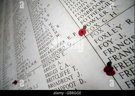 Mohnblumen gehören zu den Tausenden von Namen von Soldaten, die im Großen Krieg am Menin-Tor in Ypern, Belgien, getötet oder vermisst wurden.