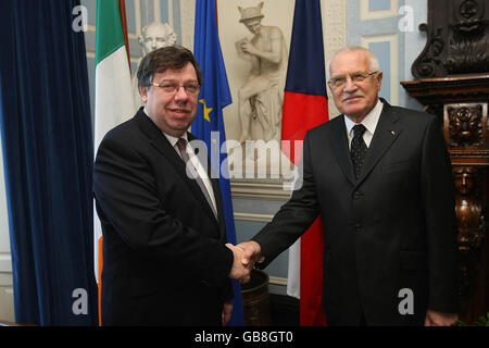 Taoiseach Brian Cowen (links) trifft sich mit dem Präsidenten der Tschechischen Republik, Vaclav Klaus (rechts), im Iveagh House, Dublin. Stockfoto