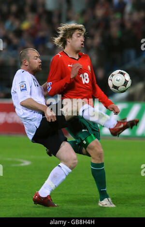 Fußball - FIFA Fußball-Weltmeisterschaft 2010 - Qualifikationsrunde - Gruppe sechs - Weißrussland gegen England - Dinamo Stadium. Der englische Wayne Rooney und der weißrussische Dmitry Werchovtsov (rechts) kämpfen um den Ball Stockfoto