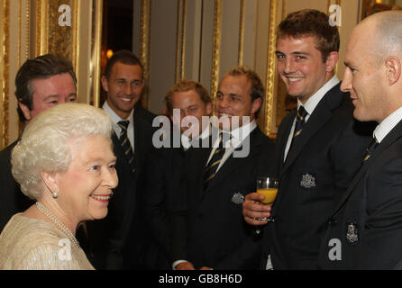 Die britische Königin Elizabeth II. Spricht mit (von links nach rechts) John O'Neill, Managing Director und Chief Executive Officer der Australian Rugby Union (teilweise verdeckt), Und die australischen Rugby-Spieler Quade Cooper, Brett Sheehan, Phil Waugh, Dean Mumm und Stirling Mortlock bei einem Empfang für das Australian Touring Rugby-Team im Windsor Castle, Windsor. Stockfoto