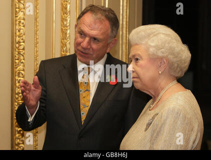 Die britische Königin Elizabeth II. Spricht mit dem australischen Hochkommissar John Dauth bei einem Empfang für das Australian Touring Rugby Team im Windsor Castle, Windsor. Stockfoto