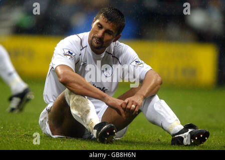 Fußball - FA Barclaycard Premiership - Bolton Wanderers gegen Birmingham City. Emerson Thome von Bolton Wanderers sitzt niedergeschlagen Stockfoto