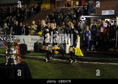 Fußball - FA Cup - erste Runde - AFC Wimbledon gegen Wycombe Wanderers - The Cherry Red Records Fans' Stadium - Kingsmeadow. Die Spieler des AFC Wimbledon und Wycombe spielen mit dem FA Cup, der während des Spiels der ersten Runde des FA Cup in Kingsmeadow, London, zu sehen ist. Stockfoto