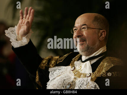 Der Oberbürgermeister von London, Alderman Ian Luder, begrüßt die Gäste während des Banketts des Oberbürgermeisters von London im Guildhall in London. Stockfoto