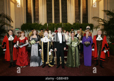 Premierminister Gordon Brown, Mitte und der Oberbürgermeister von London, Alderman Ian Luder, Mitte links Pose für Fotos während des Banketts des Oberbürgermeisters von London im Guildhall in London. Stockfoto