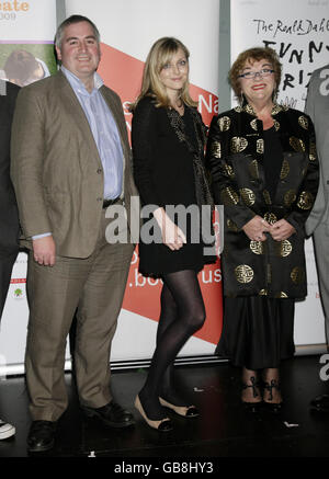 (Von links nach rechts) die Richterinnen Chris Riddell, Sophie Dahl und Kaye Umansky während einer Fotozelle für den Roald Dahl Funny Prize im Unicorn Arts Theatre in London. Stockfoto