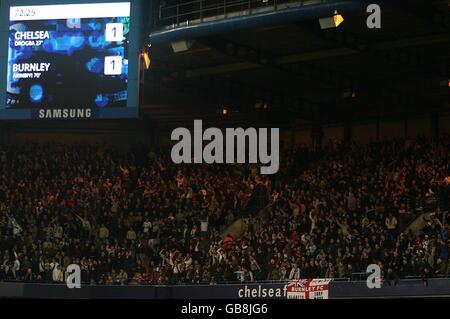 Fußball - Carling Cup - vierte Runde - Chelsea gegen Burnley - Stamford Bridge. Burnley-Fans feiern unter der Anzeigetafel nach dem letzten Pfiff Stockfoto