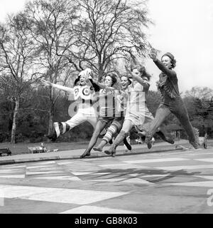 Weibliche Mitglieder der Young Generation, die in der Tommy Steele Show im Adelphi Theater auftraten. Die Mädchen tragen Kleidung in Zusammenarbeit mit dem Clothing Export Council am Royal College of Art. (Von l-r) Wei Wei Jong in „Just Jon“, einem gelben PVC-Anzug mit violettem Samt und weißem Kunstpelz; Sandy in „The London Mob“, einer blau gerafften Satinweste und Shorts; Heather Beckers in 'Crochetta'-Strickoberteil und Shorts mit passenden 'Kniestulpen'; Kay Korda in 'Blue Scene', Jersey-Shorts und Jacke in blau-roten Besatz; und Lynda Herbert in 'Levison Originals'-Fransen Stockfoto