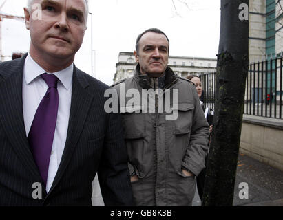 Das ETA-Mitglied Inaki de Juana Chaos, 53, (Mitte) verlässt das Laganside Court in Belfast. Stockfoto