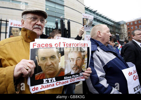 Demonstranten vor dem Laganside Court in Belfast, als Eta-Mitglied Inaki de Juana Chaos, 53, Laganside Court verlässt. Stockfoto