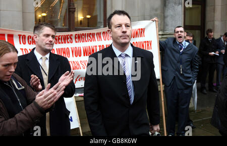 Adam Walker, Lehrer und Mitglied der British National Party, vom Houghton Kepier Sports College in der Nähe von Sunderland, steht vor einer Anhörung des General Teaching Council in Birmingham, wo er der religiösen Intoleranz beschuldigt wird, während er an einer rechtsgerichteten Website mitarbeitete. Stockfoto