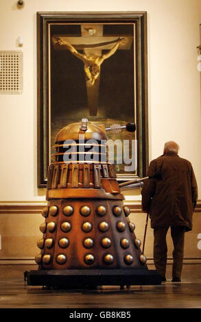 DR Who-Ausstellung. Ein Dalek in der Kelvingrove Art Gallery and Museum in Glasgow, vor einer Dr WHO-Ausstellung. Stockfoto