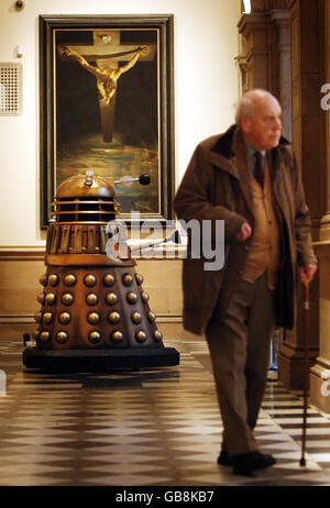 Ein Dalek in der Kelvingrove Art Gallery and Museum in Glasgow, vor einer Dr WHO-Ausstellung. Stockfoto