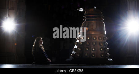 Alex Nelson, 7, wirft einen Blick auf einen Dalek in der Kelvingrove Art Gallery and Museum in Glasgow, vor einer Dr WHO-Ausstellung. Stockfoto