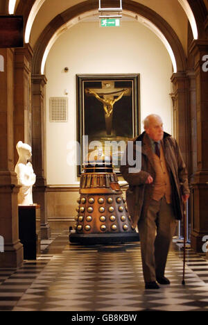 DR Who-Ausstellung. Ein Dalek in der Kelvingrove Art Gallery and Museum in Glasgow, vor einer Dr WHO-Ausstellung. Stockfoto