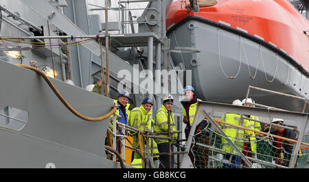 Die Schiffsbauer kehren in die Werft Cammell Laird in Birkenhead, Merseyside, zurück. Stockfoto