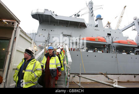 Die Schiffsbauer kehren in die Werft Cammell Laird in Birkenhead, Merseyside, zurück. Stockfoto